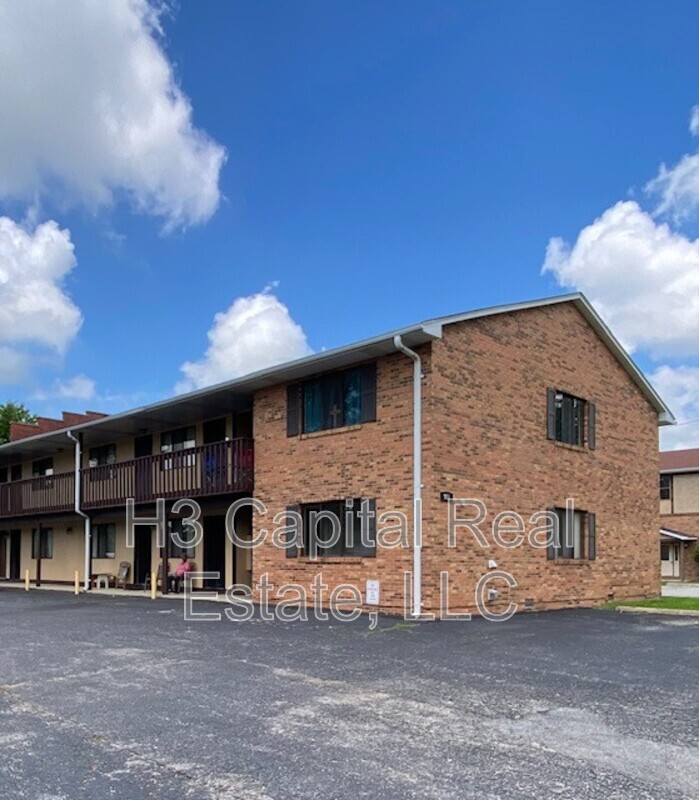 Belleville Condo: 901 S 74th St