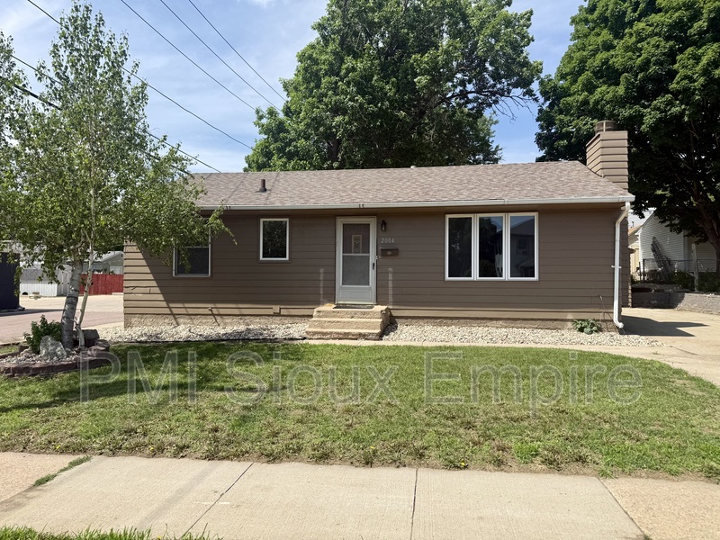 Sioux Falls House: 2004 w 33rd st