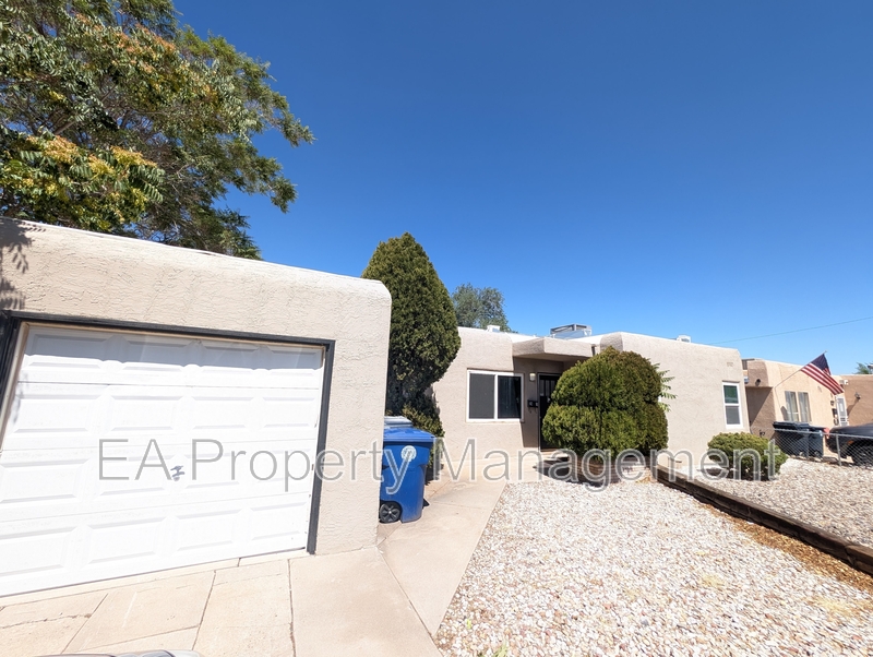 Albuquerque House: 2913 Jefferson St NE