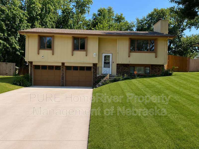 Omaha House: 15229 Y St
