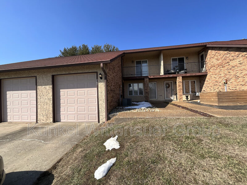 Bellville House: 247 Caballeros Blvd