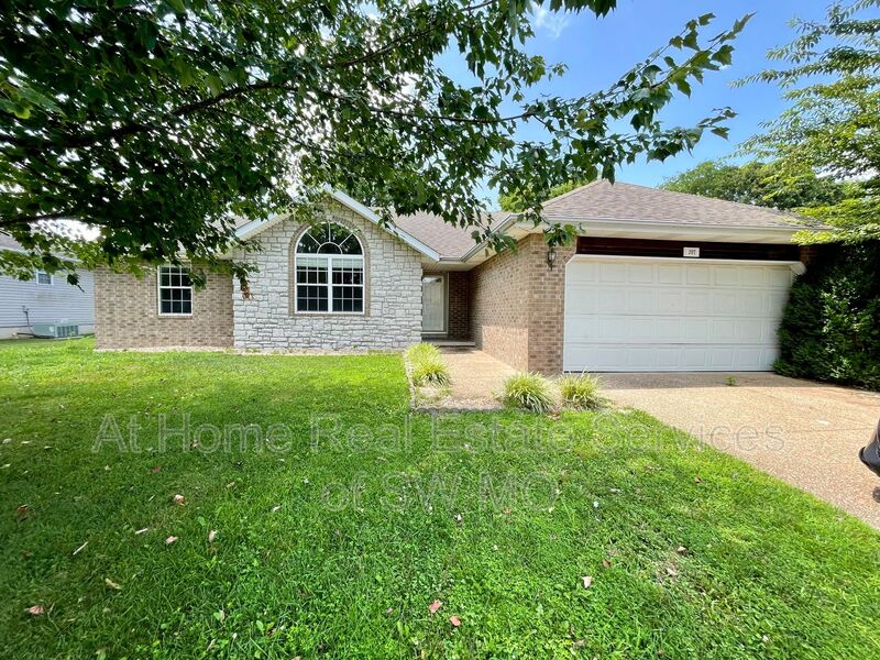 Nixa House: 207 N Carlisle Dr