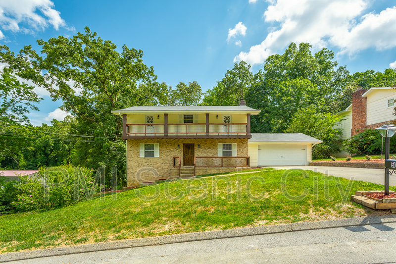 Hixson House: 508 Briar Park Ln