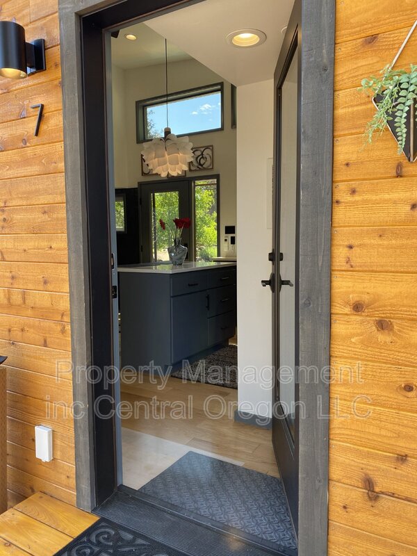 Bend House: 61301 Benham Road