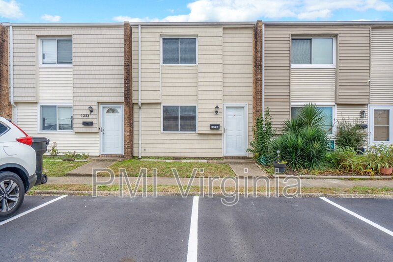Virginia Beach Townhome: 1257 Green Cedar Ln