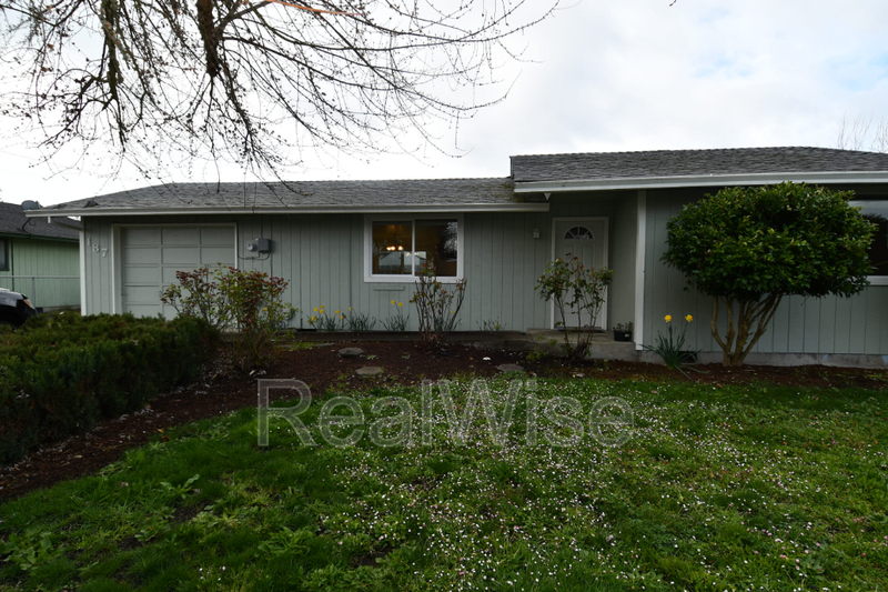 Roseburg House: 187 Georginna Dr