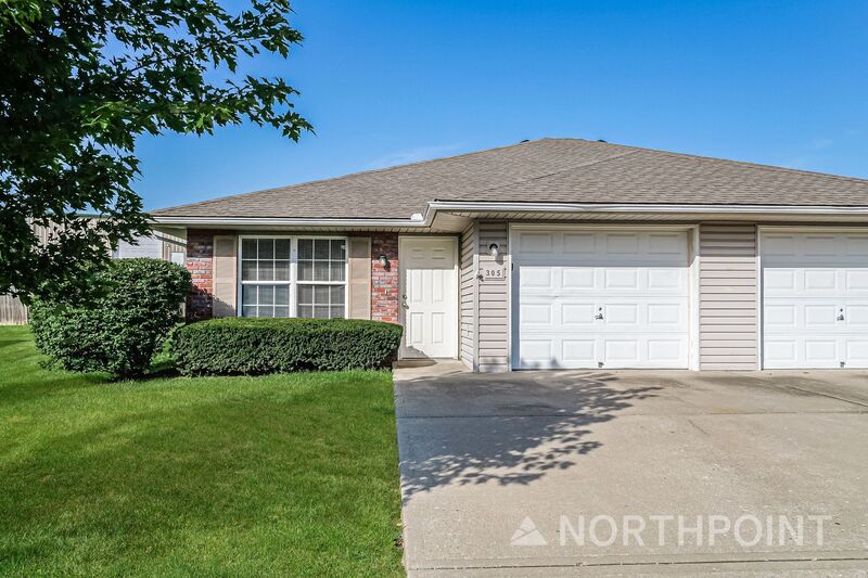 Grain Valley House: 305 NW Woodbury Dr
