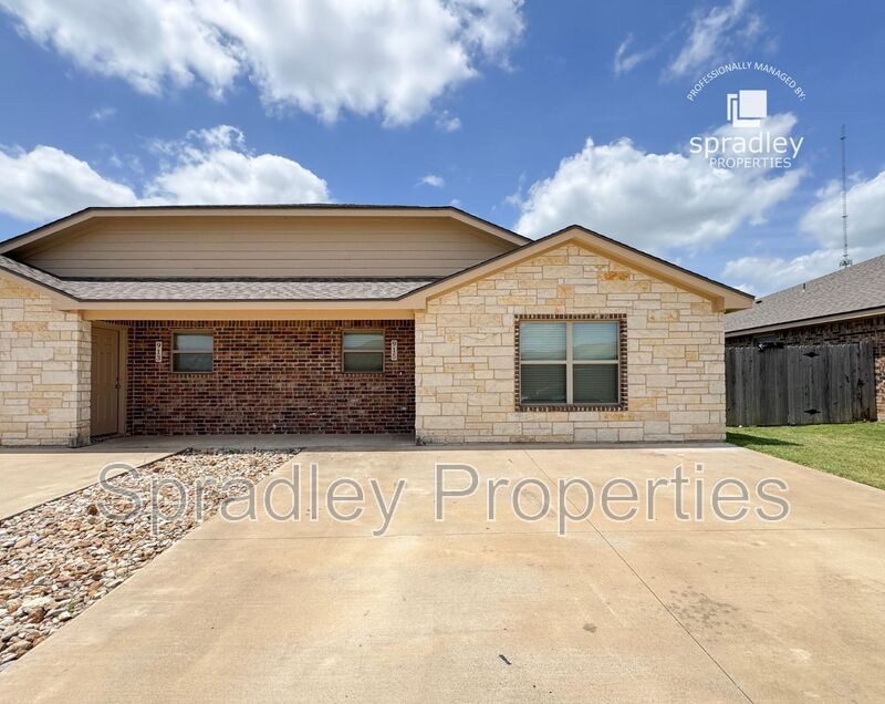 Belton Townhome: 915 Laila Ln