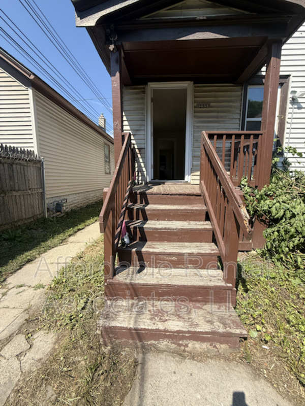 milwaukee House: 1235A S 22nd St