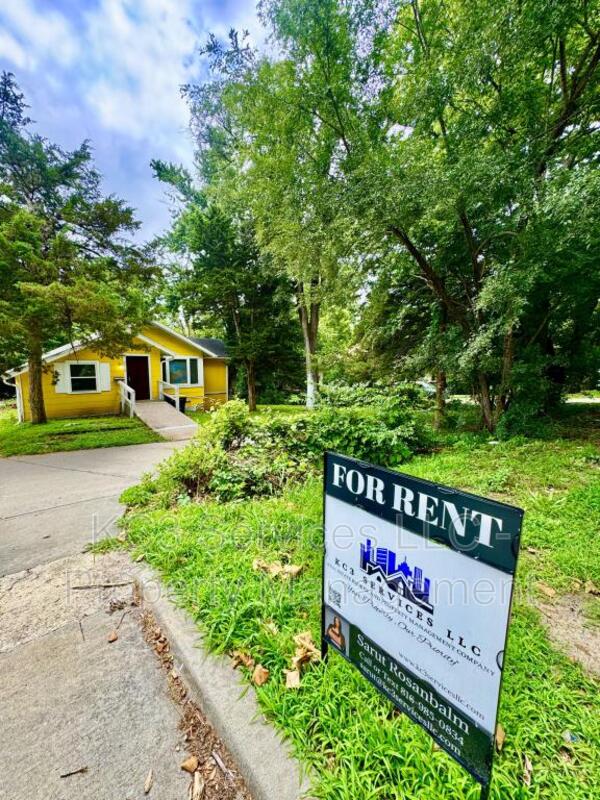 Kansas City House: 2215 E 81 St