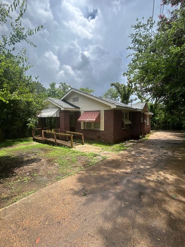 Jackson House: 130 North Alabama Avenue