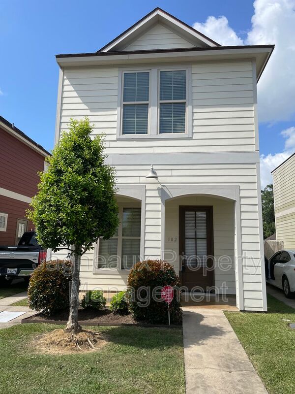 Lafayette House: 102 Hargrave Dr