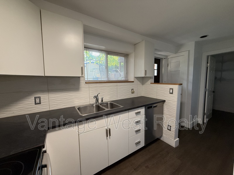 Kelowna Condo: 771-B Burne Ave