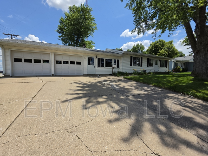 Cedar Rapids House: 4747 Danbury Street Northeast