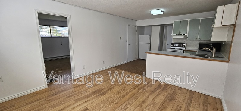 Kelowna House: 1480-B Leaside Avenue