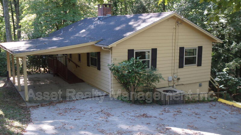 Oak Ridge House: 110 Chatham Ln