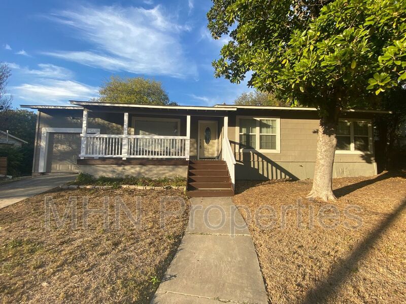 Amazing 3bed/2bath cottage feeling home with HUGE backyard in Alamo Heights school district! - Slider navigation 1