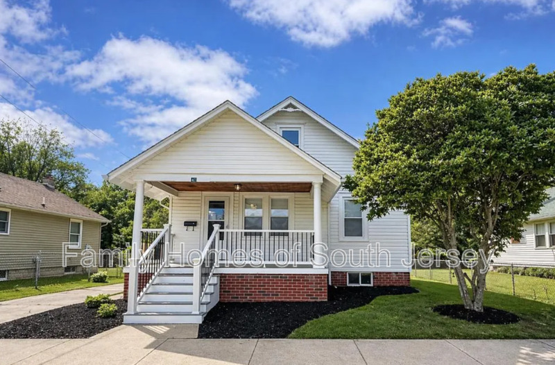 Salem House: 47 S 3rd St