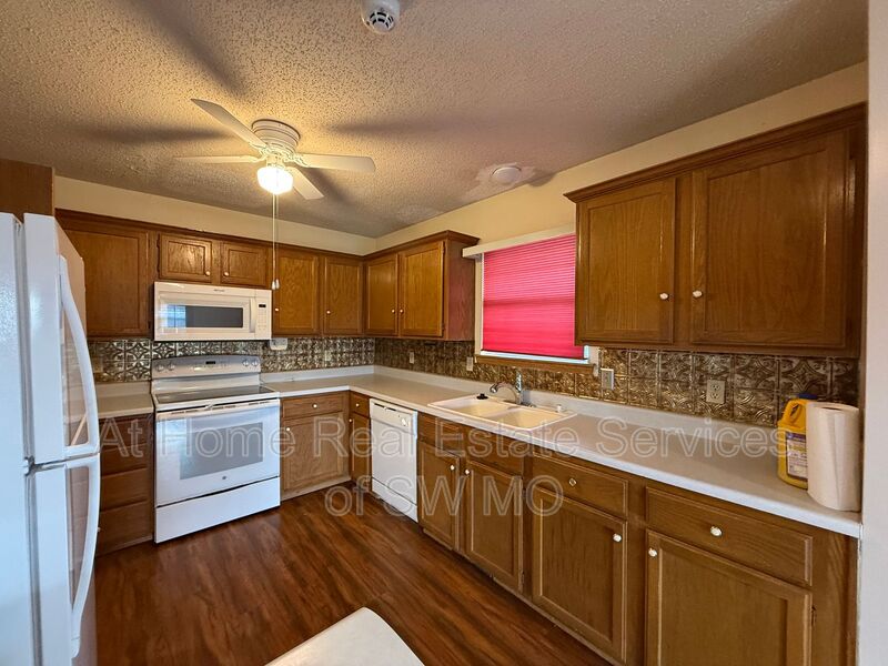 Springfield House: 3004 W Knob Hill St