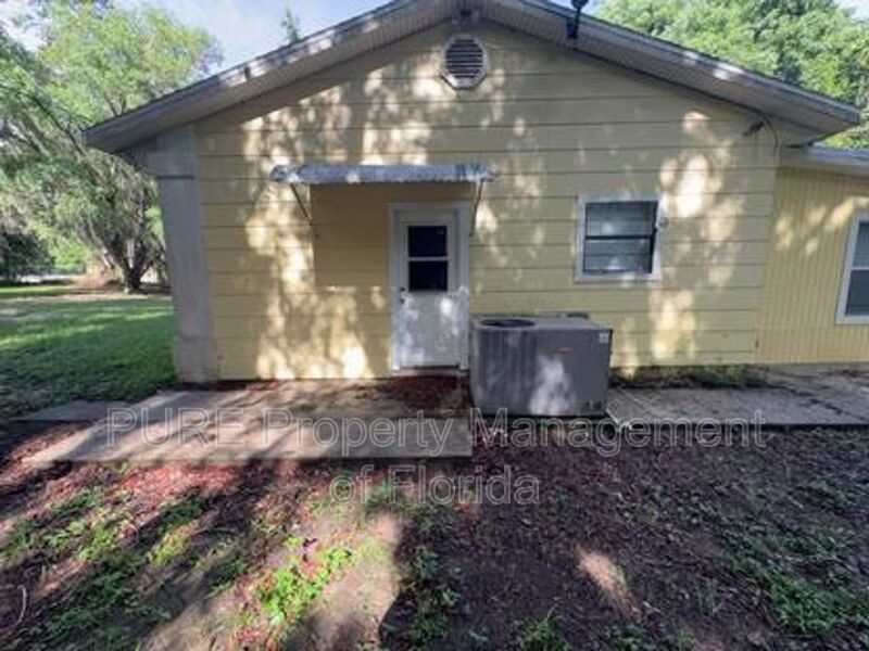 Ocala House: 595 NW 100th St
