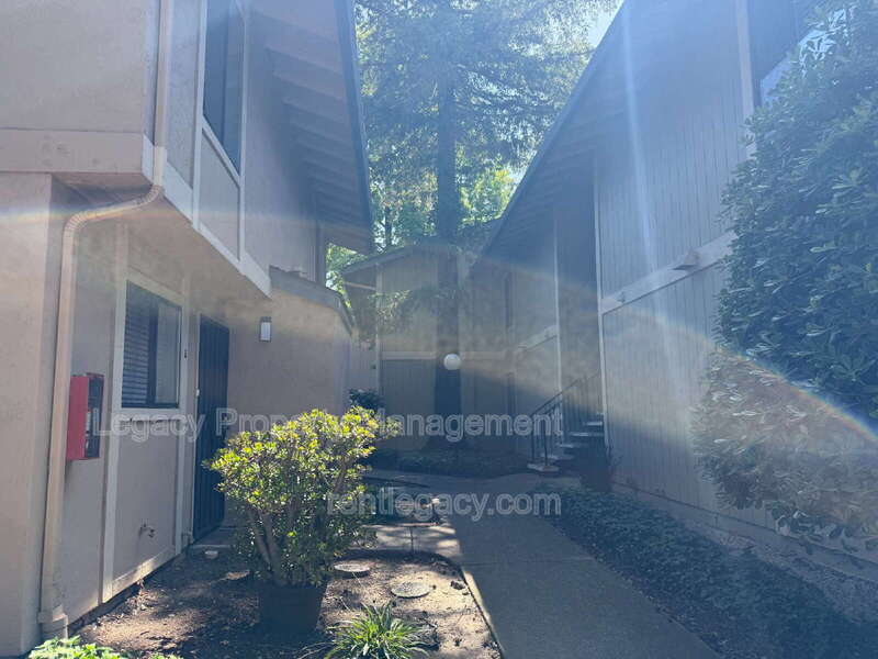 Concord Condo: 2125 Northwood Cir