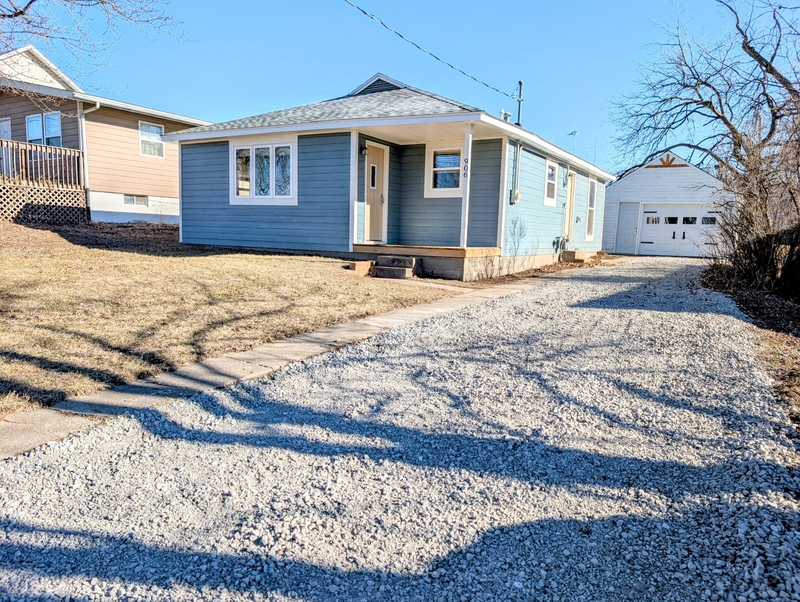 Oskaloosa House: 906 South 1st Street