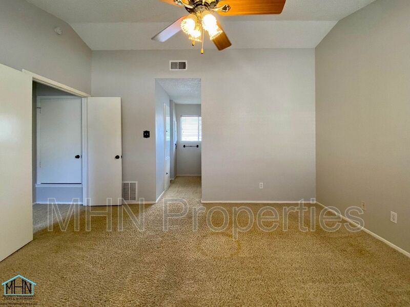 Cozy 2 bed/2 bath condo in a secluded area, near Alamo Heights, and close local to highways and so much more! - Preview 17