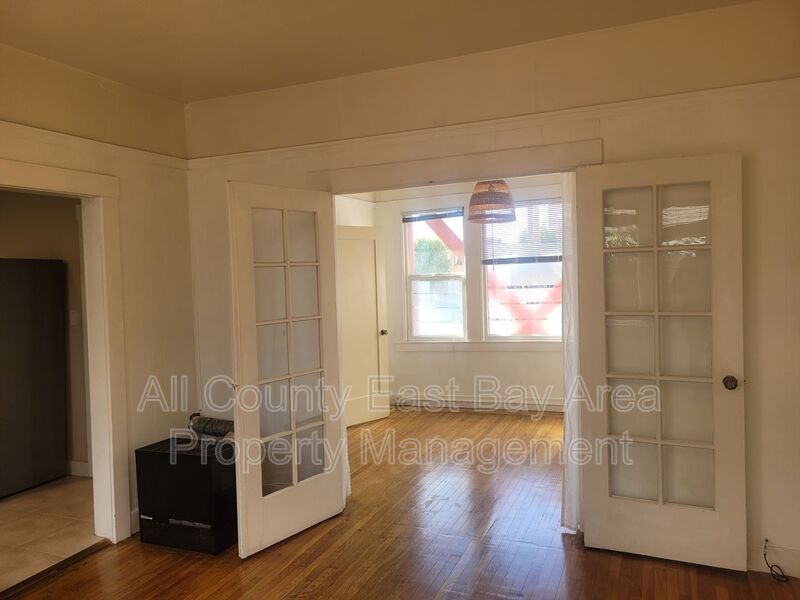 Oakland Condo: 489 55th St.