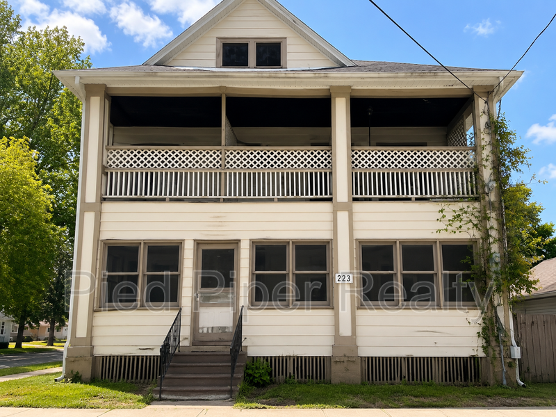 Freeport Condo: 225 1/2 W Pleasant St