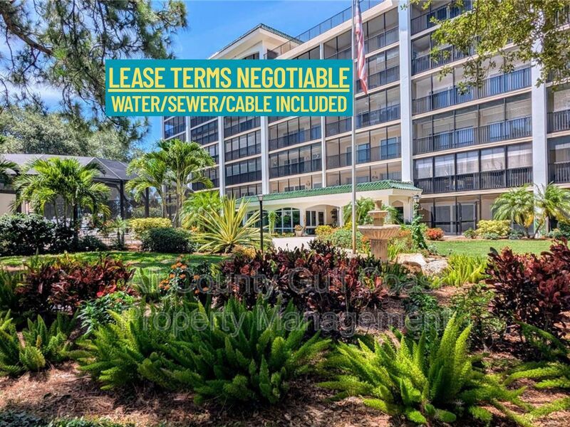 Venice House: 512 W Venice Ave