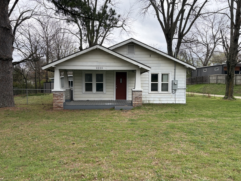 Fayetteville House: 2255 East Huntsville Road