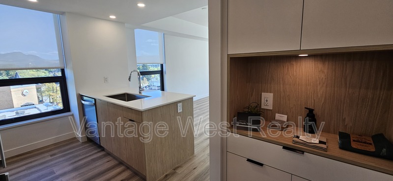 Kelowna Condo: 705-1488 Bertram St