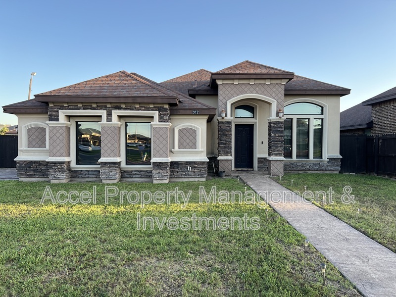 Edinburg House: 312 Kika De La Garza St.
