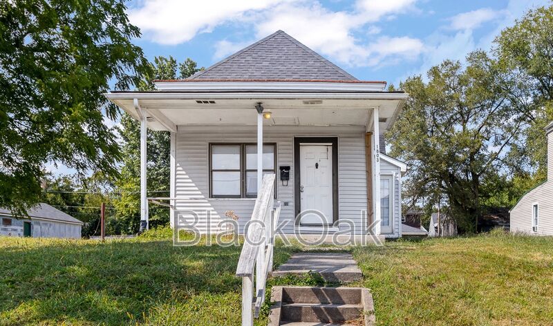 New Albany House: 1803 E Market