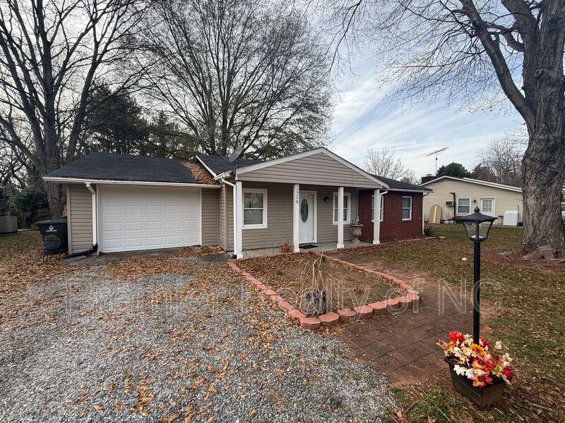 Winston Salem House: 2906 Navajo Ave