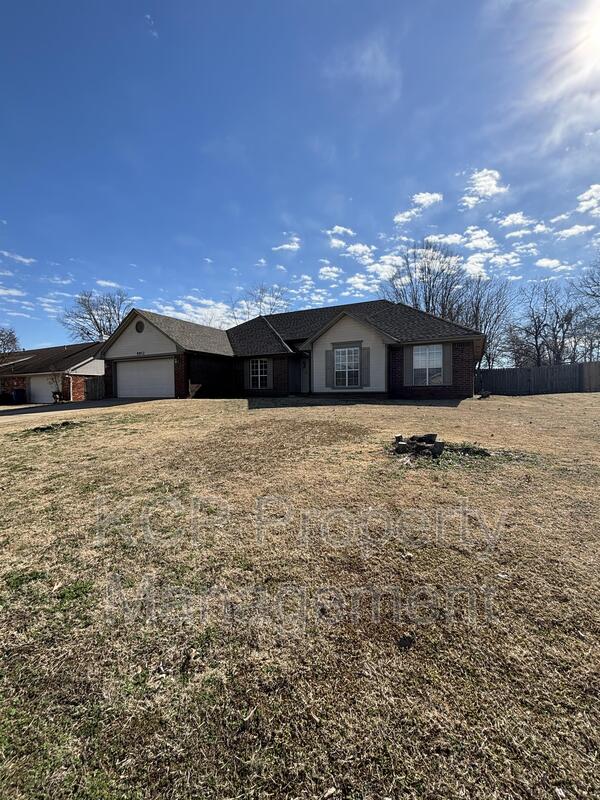Fort Smith House: 8812 Skypark Drive