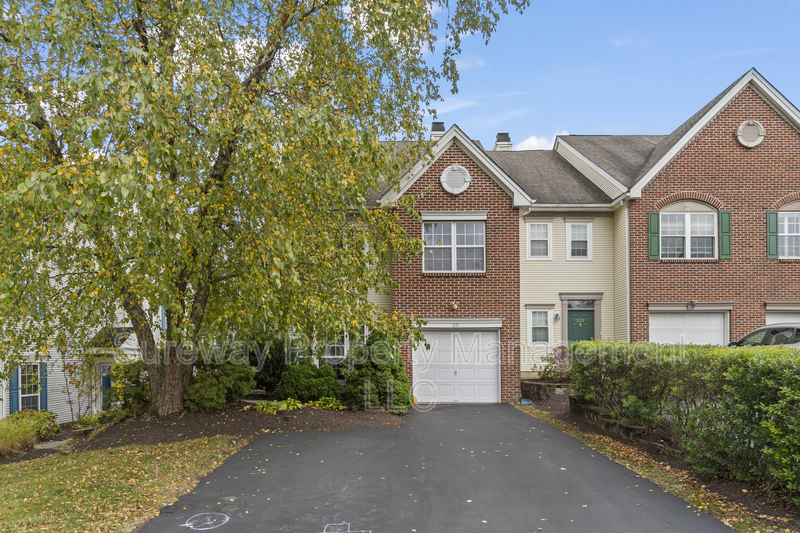 Wayne Townhome: 221 Valley Forge Lookout Place