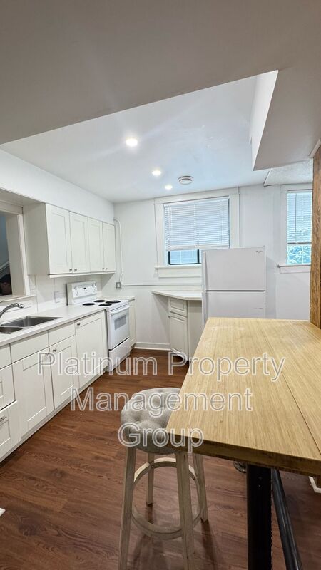 Calgary House: 933 18 Ave SW