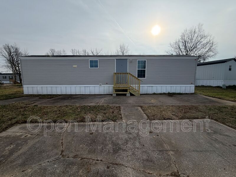 Republic House: 7534 US-60