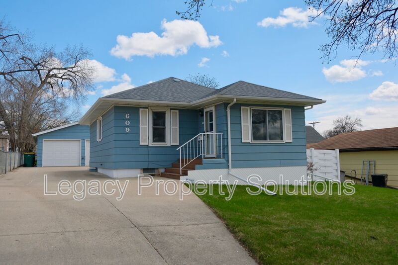 Bismarck House: 609 N 13th St