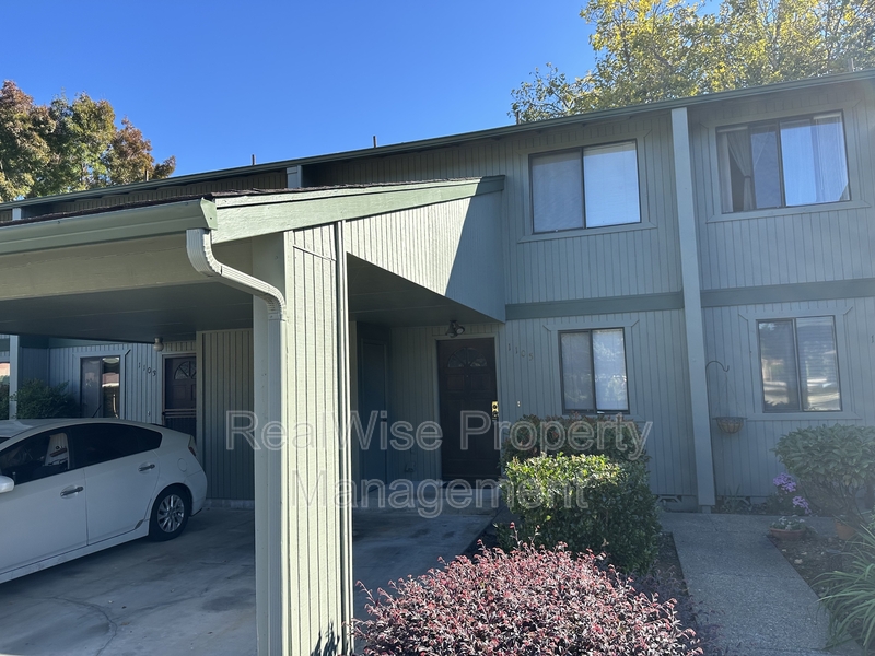 Grants Pass Townhome: 1105 Excalibur Dr