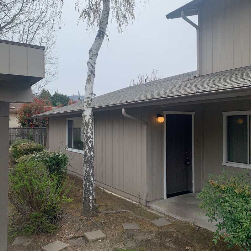 Grants Pass Townhome: 2152 NW N Hill Dr