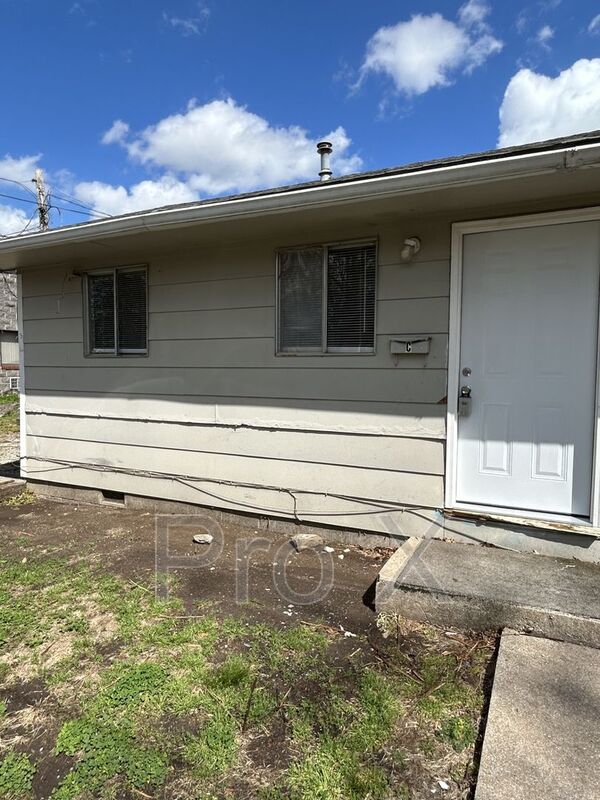 Pittsburg Condo: 208 W 1st Triplex