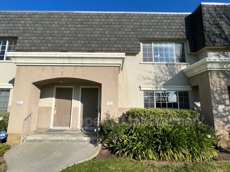 Reseda Townhome: 19142 Haynes St