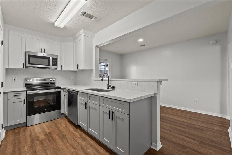 Dickinson Townhome: 2114 Roatan Calle