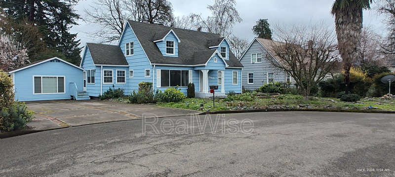 Roseburg House: 355 W Selmar Ct