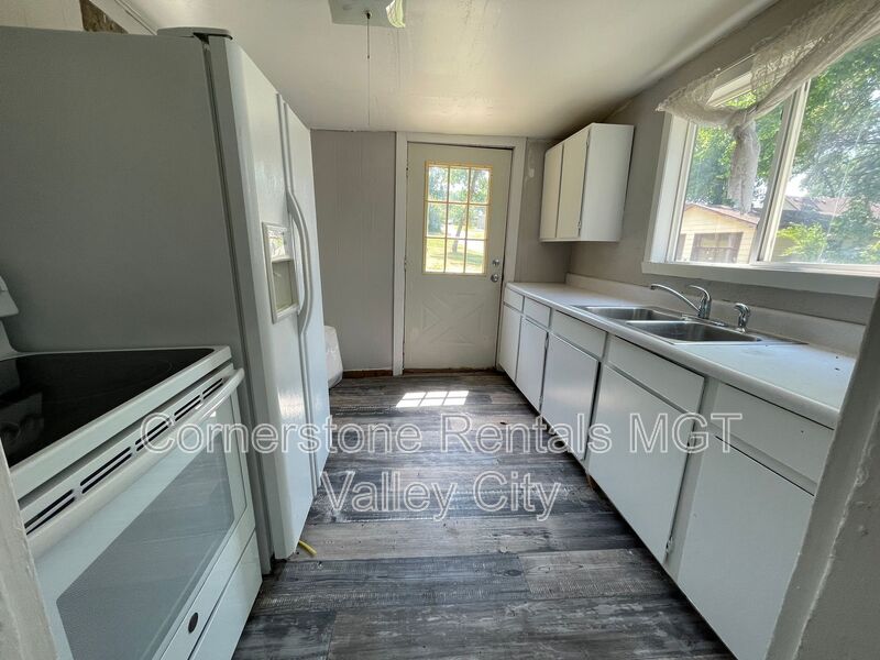 Valley City House: 646 3rd St SE