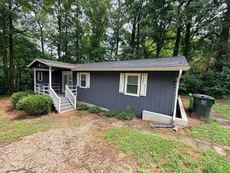 Raleigh House: 6906 Baywood Dr