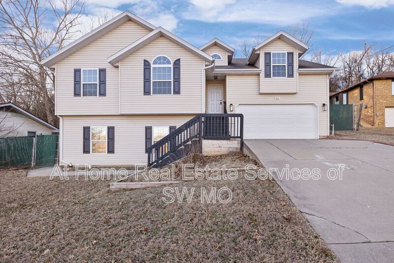 Ozark House: 903 N 4th St