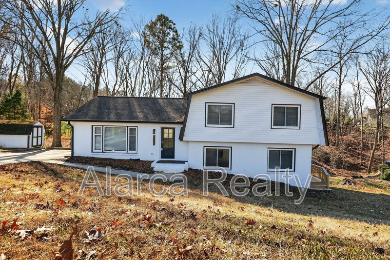 Charlotte House: 301 Dollar Cir